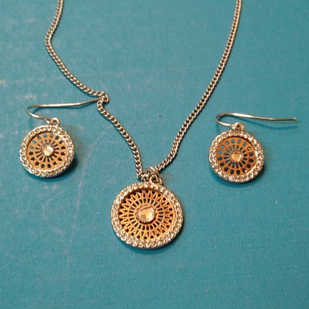 Beautiful tri color necklace/earring set
